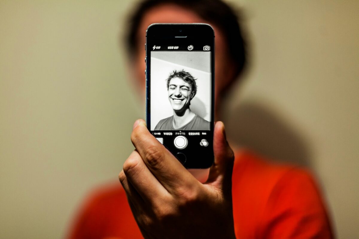15 Recommended AI Selfie Generators to Try Out